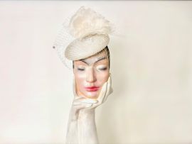 Fascinator weiss m.Seidenbluete u, Schleier.jpeg