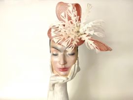 Haedpiece lachsfarbener Parasisol mit Federblume.jpg
