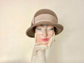 Velour Cloche m. freitaganzoesischen Ripsband.jpeg