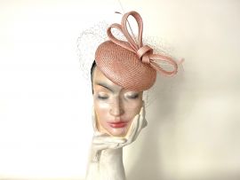Fascinator lachsrosa Parasisol m.Schleier.jpg