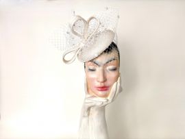 Fascinator weiss Parasisol m. Schleier.jpeg