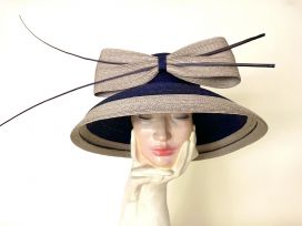 extravagante Mottled Cloche mit Federkielen.jpg