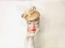 goldgelber Fascinator m. Schleier u. Federbluete.jpeg