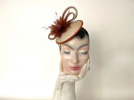 Fascinator Parabuntal m. Federblume.jpg