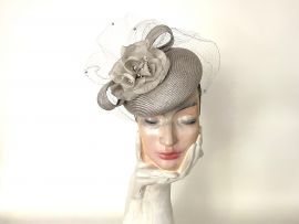 silbergrauer Fascinator m.Schleier und Seidenbluete.jpg