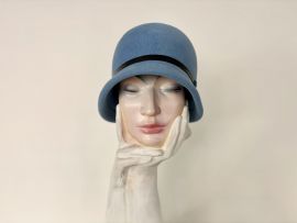 Hellblaue Velour Cloche m.Lederguertel.jpg