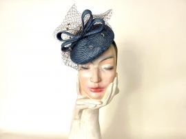 Fascinator taubenblau Parasisol mit Schleier.jpg