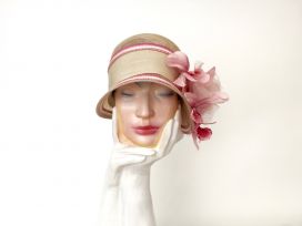 beiger Sinemay 20er Jahre Hut mit rosa Seidenblume.jpg
