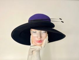 festlicher Velourhut schwarz lila m.Federkielen.jpeg
