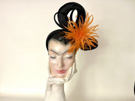 Fascinator Reifschwarz Parasisol mit.Federblume.jpg
