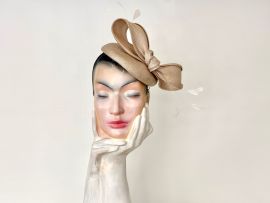 Fascinator beige Sisol m. Coquetips.jpeg