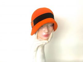 Velour Cloche orange mit Lederband.jpg
