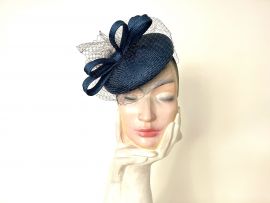 Fascinator blau Parasisol m.Schleier.jpg