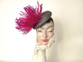 Fascinator silbergrau mit pinkfarb. Federblume.jpg