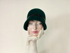 Velour Cloche m.dunkel gruen.m. Lederband.jpg